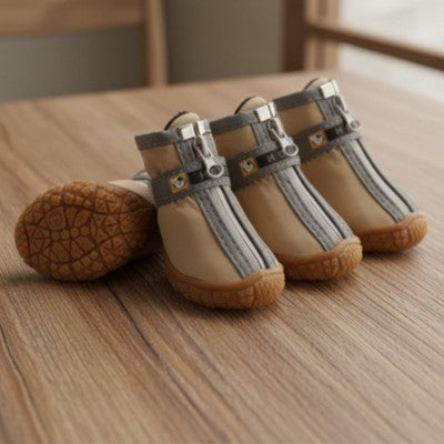 Bottes chien quatre semelles antidérapantes beige boucles table bois
