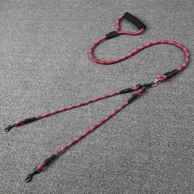 laisse double chien rouge en nylon resistant equipee de mousquetons solides ideale pour promener deux chiens