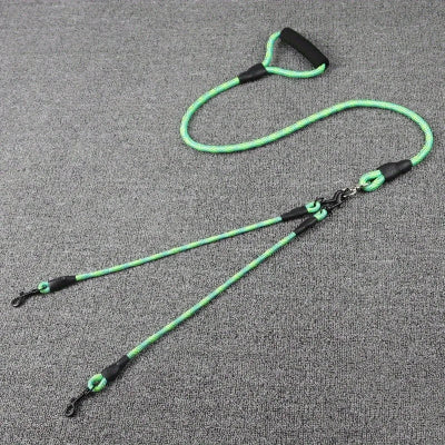 laisse double chien verte en nylon resistant equipee de mousquetons solides ideale pour promener deux chiens