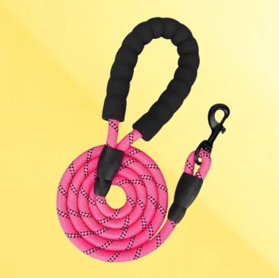laisse pour chien rose enroulee avec poignee noire rembourree et crochet metallique