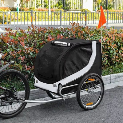 remorque pour chien vélo attachée noir blanc rue haie