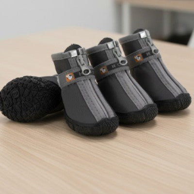 Bottes chien quatre gris anthracite semelles noires crantées table bois