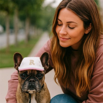 casquette chien bouledogue francais rose femme parc exterieur