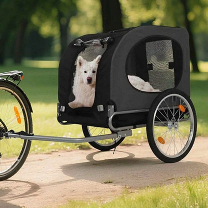 Chariot chien vélo noir chien blanc vue rapprochée parc