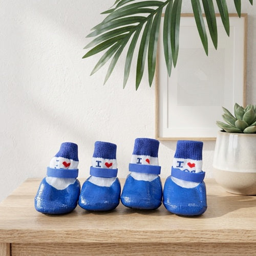 Chaussettes chiens neige bleues lot de quatre sur table en bois