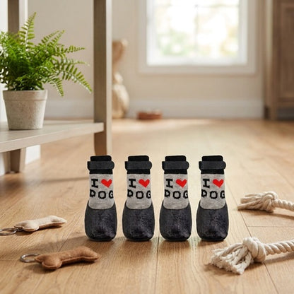 Chaussettes chiens neige noires lot de quatre sur parquet en bois