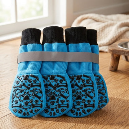 Chaussettes pour chien bleues lot de quatre avec motifs noirs sur parquet
