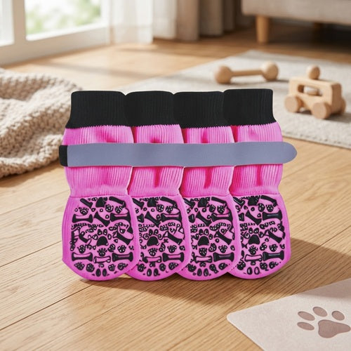 Chaussettes pour chien roses lot de quatre avec motifs noirs sur parquet