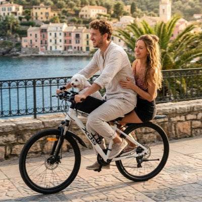 Chien vélo panier balade couple bord de mer Italie vacances