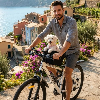 Chien vélo panier homme village coloré bord de mer balade soleil
