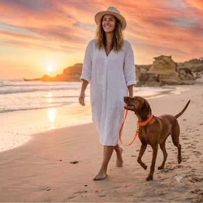Collier chien orange fluo femme Vizsla plage coucher de soleil.