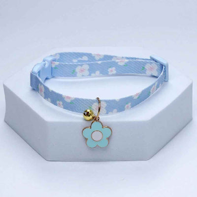 collier chiot bleu fleurs roses charm fleur turquoise grelot dore premium