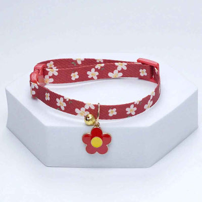 collier chiot rouge fleurs blanches breloque florale accessoire chien premium