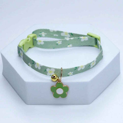 collier chiot vert fleurs blanches charm fleur verte grelot dore premium