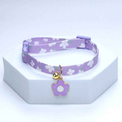 collier chiot violet fleurs blanches charm fleur grelot dore accessoire premium