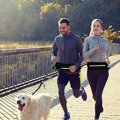 couple sportif courant avec leur chien attache a une laisse chien main libre ambiance dynamique et joyeuse
