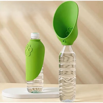Gourde eau chien silicone vert coupelle bouteille fond beige