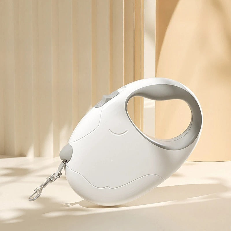 laisse de chien retractable blanche fond beige ombre lumière naturelle