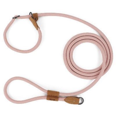 laisse main libre chien rose en materiaux resistant equipee d anneaux et d attaches