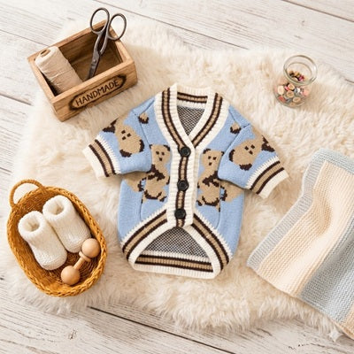 Manteau en laine pour petit chien bleu cardigan motif ours artisanal