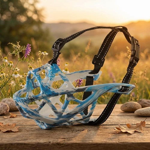 Muselière chien anti-morsure bleue camouflage sangles noires sur bois