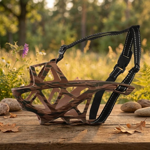 Muselière chien anti-morsure camouflage marron sangles noires sur bois