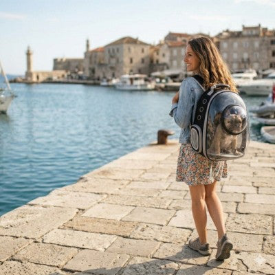sac à dos chien bulle femme port méditerranéen voyage balade