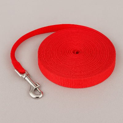 une laisse de chien longue et enroulee rouge