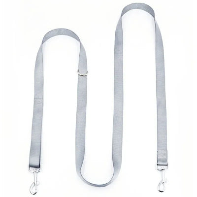 une laisse grise pour chien main libre avec une poignee et un clip metallique