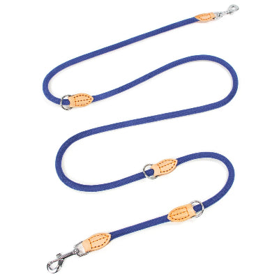 une laisse mains libres pour chien bleue en nylon avec des anneaux en metal et des extremites en cuire marron