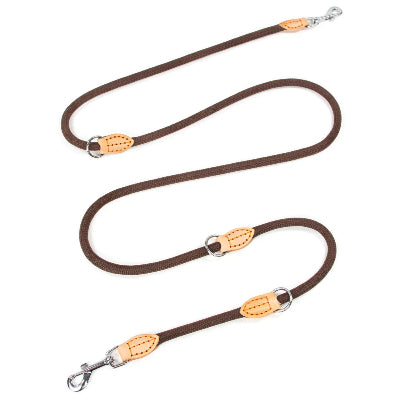 une laisse mains libres pour chien chocolat en nylon avec des anneaux en metal et des extremites en cuire marron