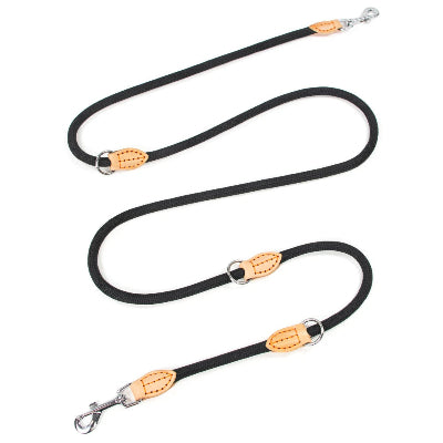 une laisse mains libres pour chien noire en nylon avec des anneaux en metal et des extremites en cuire marron