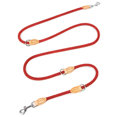 une laisse mains libres pour chien rougeen nylon avec des anneaux en metal et des extremites en cuire marron