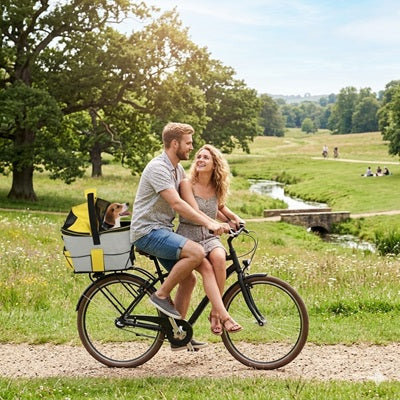 vélo panier pour chien couple balade campagne parc nature